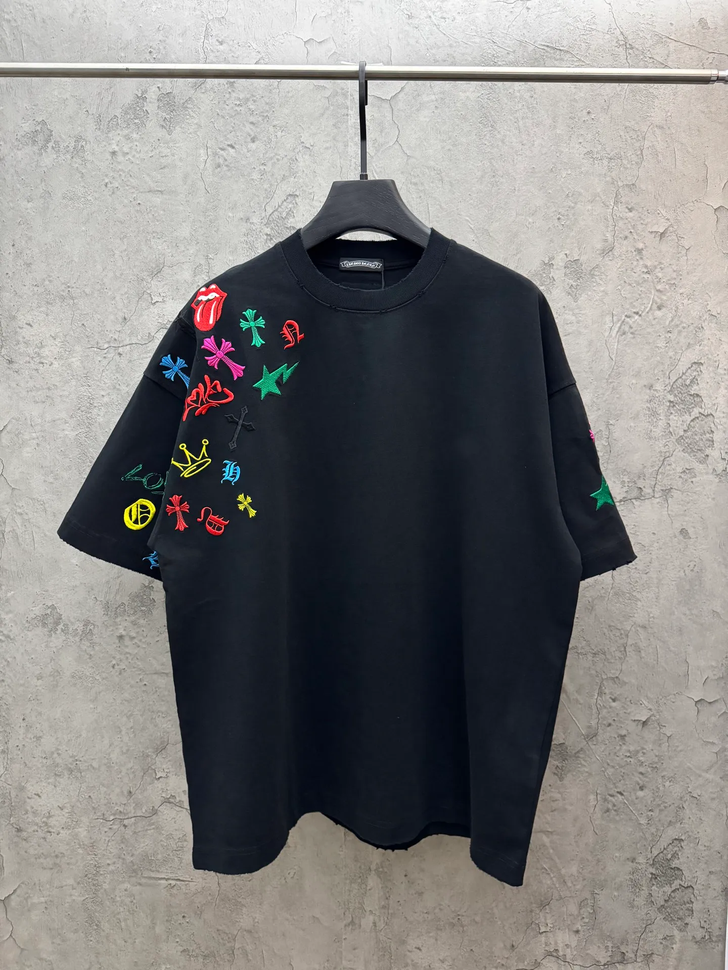 P240 top version, real shot without P, ​​different from market currency) 𝗖𝗵𝗿𝗼𝗺𝗲 𝗛𝗲𝗮𝗿𝘁𝘀/Cro Heart 2026 Spring New Original Single Counter American Color Thread Embroidery Couple Short Sleeves 👑The highest version! Customized fabric 320 grams, best-selling model at the counter, very comfortable to wear. Accessories: original molded and authenticated collar label ➕ 100% silk wash water label. Genuine purchase-grade original hangtag➕matching hanging rope➕3D hanging beads➕original packaging bag. Craftsmanship: The original version has consistent wiring! The highest version of the armhole matching technique! Color: White Black Size: S M L XL Style No.: 5211